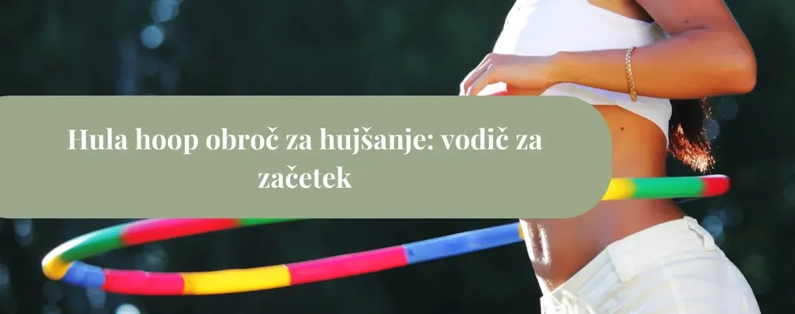 Ženska vrti barvit hula hoop obroč okoli pasu na prostem kot zabavno vadbo za hujšanje