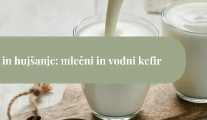 Kozarec in skodelica mlečnega kefirja na leseni deski – mlečni kefir in hujšanje, primer zdrave beljakovinske pijače