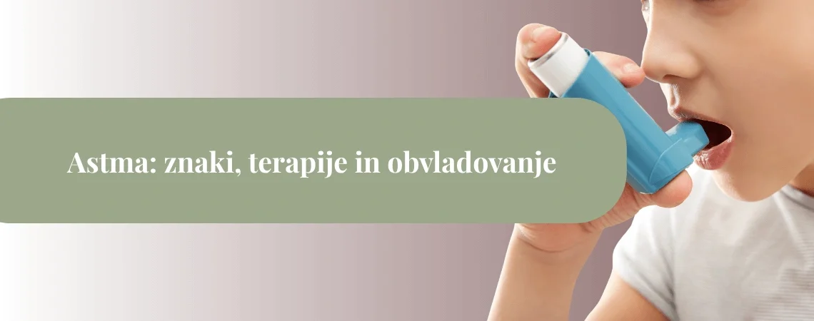 Otrok uporablja moder inhalator za astmo, ob strani pa je naslovni pas z napisom “Astma: znaki, terapije in obvladovanje”.