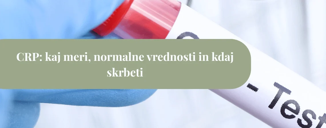 Laboratorijska epruveta s krvjo v rokah osebe z modro rokavico, preko slike pa zelen pas z napisom “CRP: kaj meri, normalne vrednosti in kdaj skrbeti”.