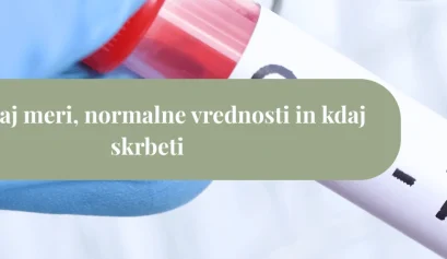 Laboratorijska epruveta s krvjo v rokah osebe z modro rokavico, preko slike pa zelen pas z napisom “CRP: kaj meri, normalne vrednosti in kdaj skrbeti”.