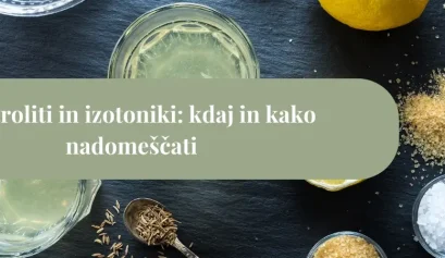 Stekleni kozarci z limonino pijačo, soljo in začimbami kot domač izotonični napitek za nadomeščanje elektrolitov.
