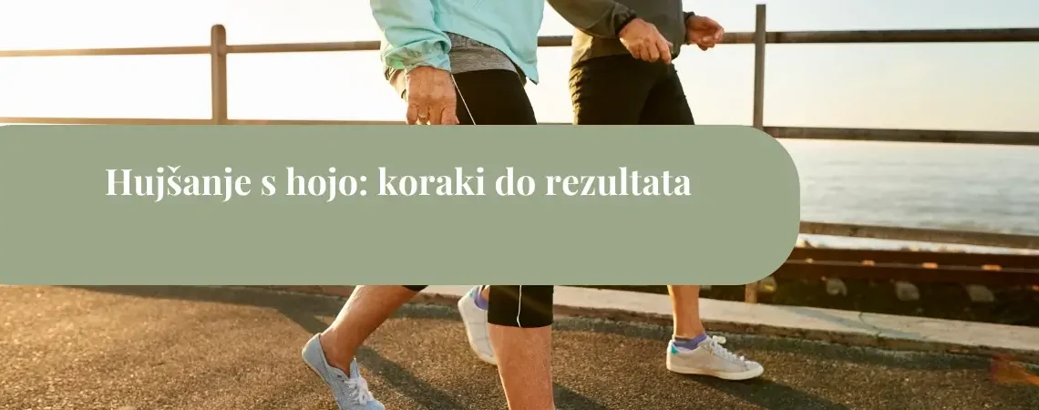 Hujšanje s hojo: dva človeka hodita ob obali v jutranji svetlobi – preprost način za več korakov, manj stresa in boljše rezultate.