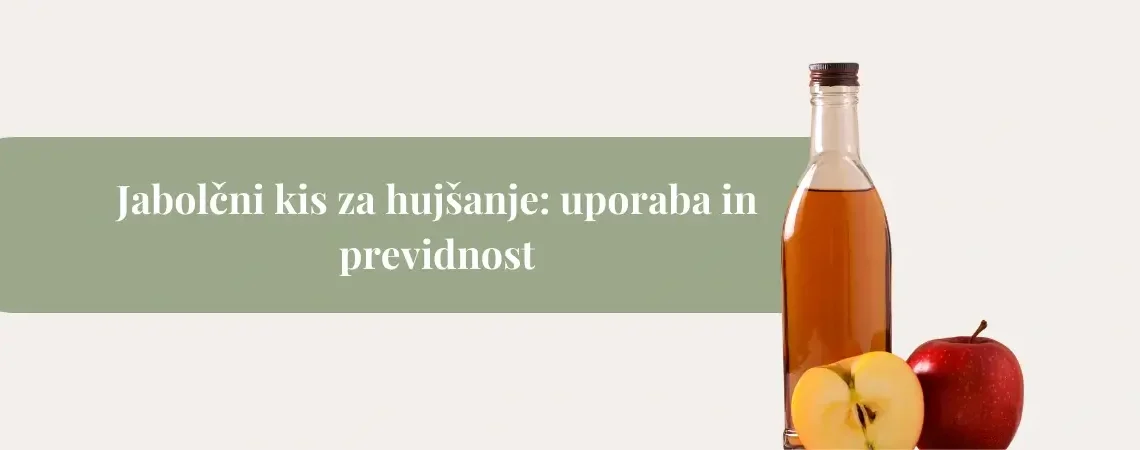 Steklenica jabolčnega kisa ob rdečem jabolku in jabolčnih krhljih na svetlem ozadju, naslov o uporabi jabolčnega kisa za hujšanje.