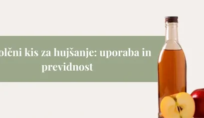 Steklenica jabolčnega kisa ob rdečem jabolku in jabolčnih krhljih na svetlem ozadju, naslov o uporabi jabolčnega kisa za hujšanje.