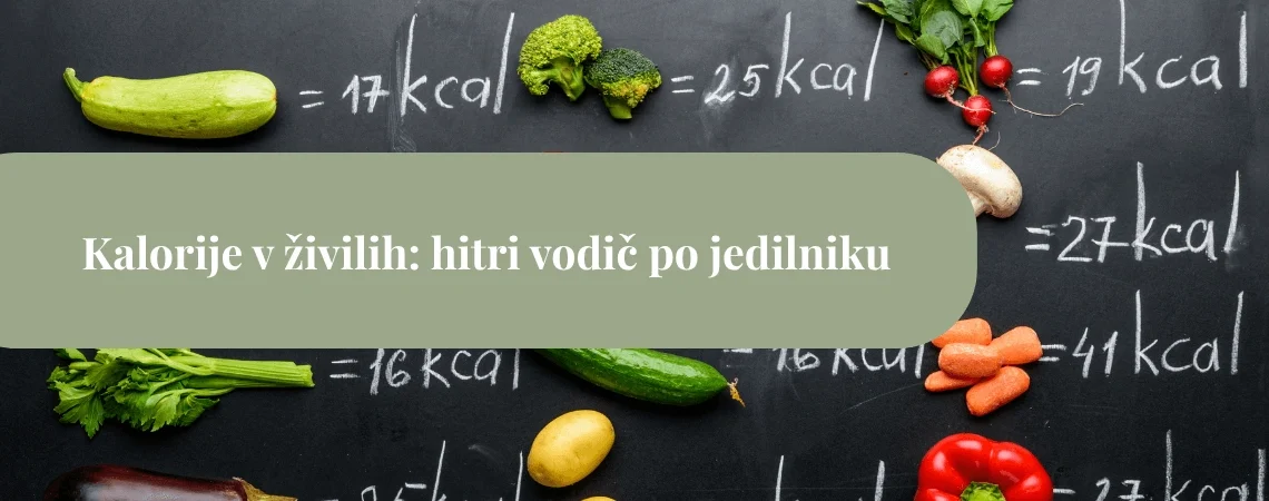 Zelenjava, razporejena na črni tabli z ročno napisanimi kaloričnimi vrednostmi v ozadju, kot naslovna slika članka o kalorijah v živilih.