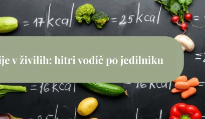 Zelenjava, razporejena na črni tabli z ročno napisanimi kaloričnimi vrednostmi v ozadju, kot naslovna slika članka o kalorijah v živilih.