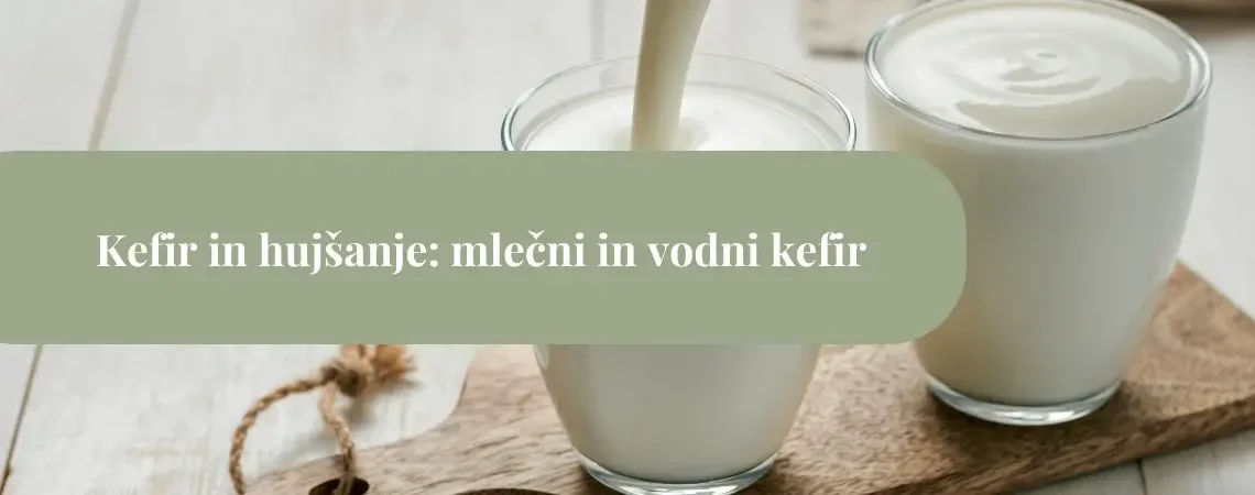 Kozarec in skodelica mlečnega kefirja na leseni deski – mlečni kefir in hujšanje, primer zdrave beljakovinske pijače