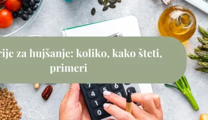 Oseba drži kalkulator med zelenjavo, žiti in tehtnico kot simbol štetja kalorij za hujšanje.