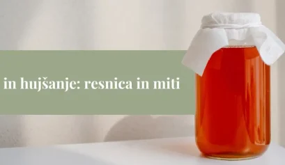 Steklen kozarec doma pripravljene kombuče na svetlem pultu, uvodna slika članka o kombuči in hujšanju, resnici in mitih.