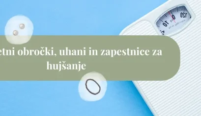 Magnetni obročki in uhani za hujšanje ob beli osebni tehtnici na modrem ozadju.