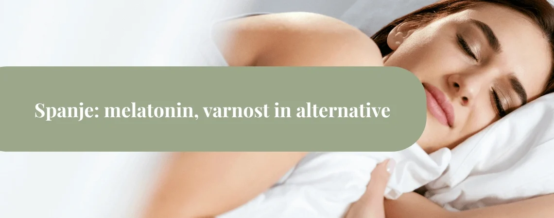 Ženska mirno spi v belem vzglavju, preko slike pa poteka zelen pas z napisom »Spanje: melatonin, varnost in alternative«.