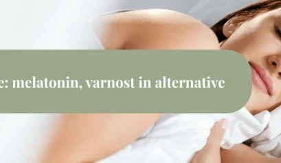 Ženska mirno spi v belem vzglavju, preko slike pa poteka zelen pas z napisom »Spanje: melatonin, varnost in alternative«.