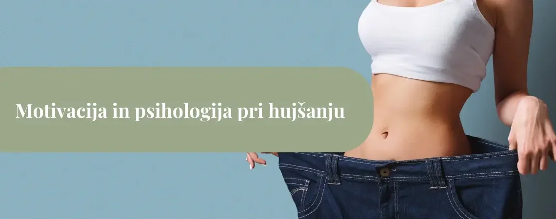 Ženska z ravnim trebuhom v prevelikih kavbojkah, ki prikazujejo uspešno hujšanje in motivacijo za spremembo življenjskega sloga.