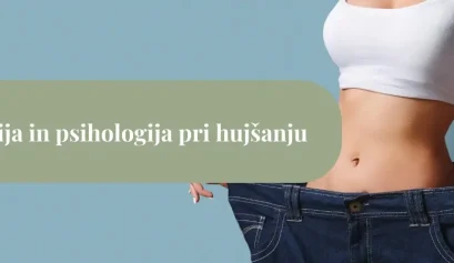 Ženska z ravnim trebuhom v prevelikih kavbojkah, ki prikazujejo uspešno hujšanje in motivacijo za spremembo življenjskega sloga.