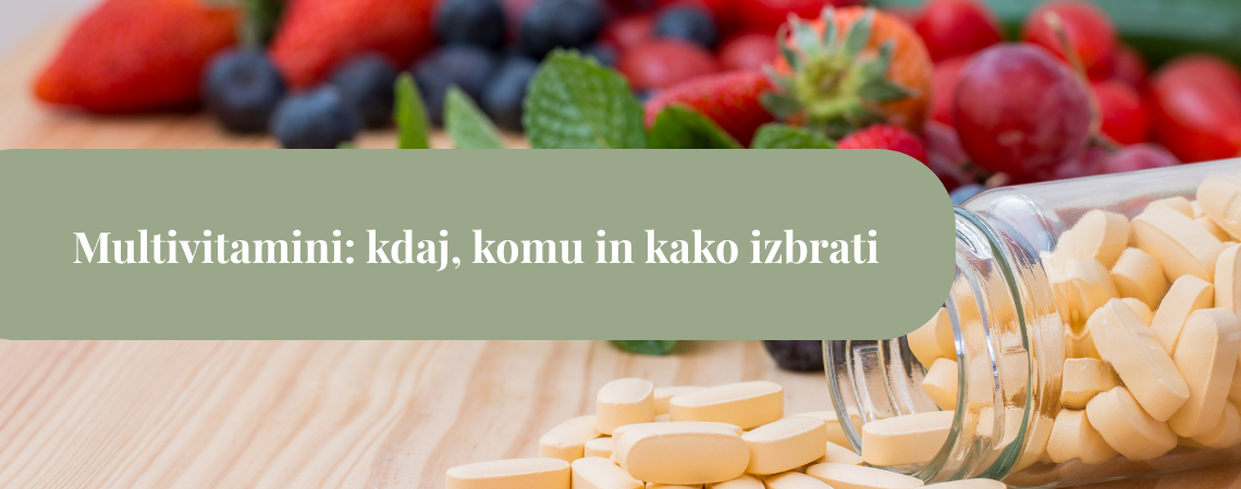 Steklenička multivitaminskih tablet, razsuta po leseni površini, ob njej pa sadje v ozadju.