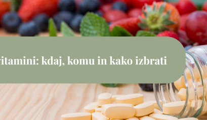 Steklenička multivitaminskih tablet, razsuta po leseni površini, ob njej pa sadje v ozadju.