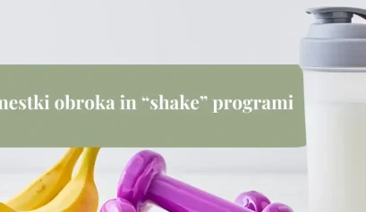 Beljakovinski šejk v plastenki, ob njem banane, ročke in jabolko kot simbol nadomestka obroka za hujšanje.