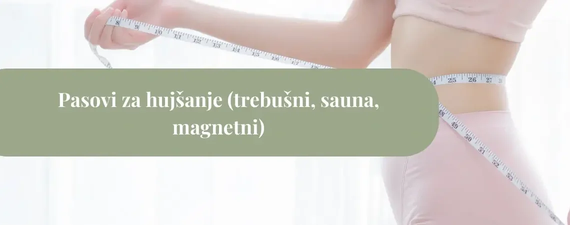 Ženska v rožnati športni opravi si okoli pasu ovija merilni trak; trebuh je v ospredju, v ozadju mehka bela svetloba, ki simbolizira fokus na hujšanje.