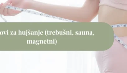 Ženska v rožnati športni opravi si okoli pasu ovija merilni trak; trebuh je v ospredju, v ozadju mehka bela svetloba, ki simbolizira fokus na hujšanje.