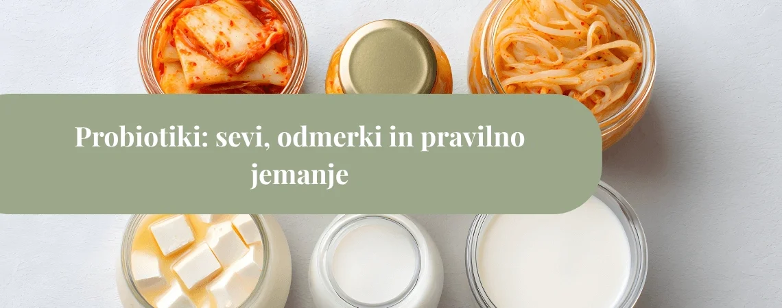 Fermentirana hrana in probiotični napitki v kozarcih z zelenim pasom in napisom »Probiotiki: sevi, odmerki in pravilno jemanje«.