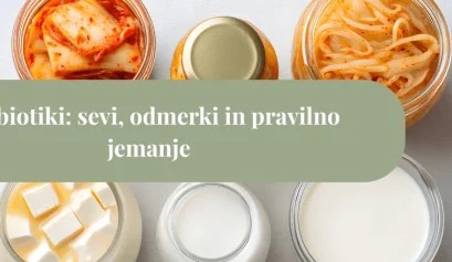 Fermentirana hrana in probiotični napitki v kozarcih z zelenim pasom in napisom »Probiotiki: sevi, odmerki in pravilno jemanje«.