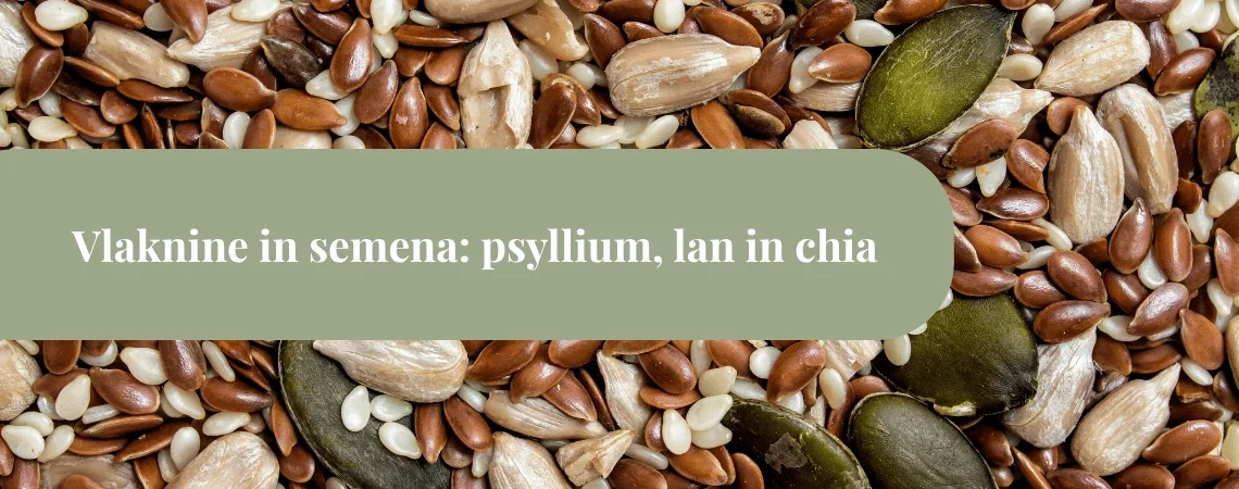 Vlaknine in semena: psyllium, lan in chia Se ti je že zgodilo, da si v trgovini stal pred polico z “vlakninami v prahu” in semeni, bral “indijski trpotec” na embalaži in pomislil: ali je to tisti psyllium, o katerem vsi pišejo po forumih? Potem te ujame še dilema: vzeti v dm, v Hoferju ali naročiti na spletu. In čez vse to… kako to sploh pravilno uporabiti, da pomaga prebavi, sitosti in mogoče celo holesterolu? Dobro novico poznaš: psyllium, laneno seme in chia semena so preprosti vsakodnevni “orodji” za boljšo prebavo in urejene obroke. Pokažem ti, kako delujejo, koliko jih uporabiti, kakšne rezultate realno pričakovati, kako prihraniti pri nakupu (ja, “chia semena cena” zanima mnoge) in katere napake se vam najpogosteje pripetijo. Preprosto povedano: vse, kar rabiš, da boš te vlaknine res izkoristil v praksi. Kazalo vsebine Zakaj prav psyllium, lan in chia? Dokazani učinki: prebava, holesterol, sladkor Koliko in kako: odmerki in uporaba Pameten nakup: dm, Hofer, splet in cena Hitre ideje in recepti Prilagoditve po ciljih Varnost in možni stranski učinki Pogoste napake in miti (tudi s forumov) Praktični nasveti za vsakdan Pogosta vprašanja Zakaj prav psyllium, lan in chia? Če bi moral izbrati tri najbolj “uporabne” vire vlaknin, ki jih dobiš skoraj povsod, bi bile to te tri zvezde. V praksi to pomeni: preprosta uporaba, opazni učinki in široka dostopnost. Se pravi, ne potrebuješ eksotičnih prahov ali dragih dodatkov – zanesljivo deluje trojica, ki jo najdeš v drogeriji in trgovini z živili. Kaj je psyllium (indijski trpotec)? Psyllium je lupina semen rastline indijski trpotec (Plantago ovata). Ko ga zmešaš z vodo, naredi gel. Ta gel v črevesju deluje kot “mehka metla”: zadržuje vodo, poveča volumen blata in ga naredi mehkejšega. Poleg tega se del psylliuma fermentira in hrani črevesne bakterije, a precej nežno, zato napihnjenost običajno ni izrazita. V trgovinah ga najdeš kot “psyllium husk” ali “psilium”, pogosto tudi kot “indijski trpotec”. Laneno seme in lanena moka Laneno seme je mešanica topnih in netopnih vlaknin, s kar nekaj omega-3 (ALA) in lignani. Najbolj pride do izraza mleta oblika – “lanena moka” je pogosto delno razmaščeno mlete laneno seme, ki se super obnese v jogurtu ali peki. Cele semenke večinoma spolzijo skozi prebavila – kar je ok za volumen, manj pa za izkoristek hranil. Zmleta oblika je zato praktično nujna, če želiš polni učinek. Chia semena (in da, “chio semena” so najbrž samo tipkarska napaka) Chia semena imajo podoben “gelast” trik kot psyllium. Ko jih namočiš, nabreknejo in naredijo pudingu podobno teksturo. Bogata so z vlakninami in ALA omega-3. Odlično zadržujejo vodo, kar pomaga pri sitosti in hidraciji – koristno, če imaš navado “preskočiti” malico in te pozneje hitro premami sladko. Dokazani učinki: prebava, holesterol in sladkor Naj te ne zavede marketinški šum. O teh treh se je veliko raziskovalo – pri prebavi, lipidemiji in glikemiji. Zanimivo je, kako so si podobni, a vsak blesti v nečem posebnem. Psyllium: redna prebava in LDL holesterol Psyllium je eden najbolj raziskanih gelotvornih vlaknin. Pri zaprtju deluje tako, da zadrži vodo in poveča volumen blata – učinek čutiš v 24–48 urah. Metaanalize kažejo, da 7–10 g psylliuma na dan lahko zniža LDL holesterol (mehanizem: vezava žolčnih kislin, večja poraba holesterola za sintezo žolča). Pri urejanju sladkorja upočasni praznjenje želodca in zniža glikemični odgovor obroka. Dodaten bonus: navadno ne povzroča pretirane napihnjenosti, ker se fermentira počasneje kot nekatere druge vlaknine. Laneno seme: vlaknine + lignani za srčno-žilno zdravje Laneno seme prinaša kombinacijo vlaknin, ALA in lignanov. V raziskavah vidimo znižanje LDL (pri rednem uživanju ~20–30 g mletega lana dnevno), blag vpliv na krvni tlak in koristi za sitost. Lignani so fitoestrogeni z antioksidativnim delovanjem; učinki na menopavzalne simptome so mešani, a presnovne koristi so bolj dosledne – predvsem pri lipidih in prebavi. Chia semena: sitost in hidracija, učinki na težo so skromni Chia super veže vodo in ustvari občutek polnosti. V praksi to pomeni manj prigrizkov med obroki. Dokazi za neposredno hujšanje so zadržani – ne pričakuj čudežev. Kar pa drži: več vlaknin = boljša kontrola apetita in stabilnejša energija. Pri glikemiji chia deluje podobno kot psyllium (počasnejša absorpcija), vendar je pri zniževanju LDL navadno manj izrazita kot psyllium ali lan. Koliko in kako: odmerki in uporaba psyllium, lana in chie Se pravi: rabiš dovolj, a ne preveč, in vedno z dovolj tekočine. Spodaj so količine, ki se v praksi obnesejo in temeljijo na raziskavah. Psyllium (indijski trpotec): koliko? Za prebavo: 3–5 g psylliuma 1–2× na dan, vsakokrat z vsaj 200–250 ml vode. Za LDL/krvni sladkor: ciljaj 7–10 g/dan, razdeljeno v 2 odmerka, najbolje pred obrokom. Začnite z 1 čajno žličko (≈2,5 g) in tedensko povečuj, da se izogneš napihnjenosti. Učinek na prebavo pogosto že v 1–2 dneh, na lipide v 4–8 tednih. Laneno seme: cela, mleta ali “lanena moka”? Za učinek mleti lan: 1–2 žlici (≈10–20 g) dnevno. Cele semenke so OK za volumen, a izkoristek hranil je manjši. Lanena moka je priročna, ker je že mleta in pogosto delno razmaščena – dobra v jogurtih, kašah in peki. Popij dodatni kozarec vode, sploh če dodaš 2 žlici ali več. Chia semena: hidratacija je ključ Standardno: 1–2 žlici (≈15–30 g) dnevno, pogosto namočena v razmerju 1:6–1:8 (chia:voda). Za puding jih daj v mleko ali rastlinski napitek in pusti čez noč. Če jih ješ suhih, popij dodatno vodo – zaradi nabrekanja. Pameten nakup: dm, Hofer, splet in “chia semena cena” Ko greš v nabavo, poglej sestavo, poreklo in ceno na kilogram. Forumi radi primerjajo “indijski trpotec dm” z “indijski trpotec Hofer” – v praksi šteje čistost, granulacija in cena/100 g. Indijski trpotec (psyllium) – dm vs. Hofer Pri psylliumu preveri odstotek čistosti (pogosto 85–95% “husk”), fino ali grobo mletje (fino se hitreje zgosti) in ceno. V dm dobiš preverjene blagovne znamke in bio opcije, v Hoferju so pogosto sezonske ponudbe po ugodnejši ceni. Cenovni razpon (2025, okvirno): 2,99–5,99 € za 200–300 g, odvisno od kakovosti in bio certifikata. Chia semena cena: koliko je smiselno plačati? Chia semena v trgovinah: pogosto 2,49–6,49 € za 300–500 g, bio izdelki so dražji. Če jih uporabljaš dnevno, se splača večje pakiranje. Pazi na okus (mora biti nežen, oreškast), na svežino (brez žarkega vonja) in poreklo. Lanena semena in lanena moka Laneno seme je cenovno prijazno: 1–3 € za 500 g, “lanena moka” (mleto, pogosto delno razmaščeno) je malo dražja, a uporabna za peko in zgostitve. Vedno preveri rok uporabnosti in hrani dobro zaprto. Pri mletju doma melji majhne količine – sveže mlet lan ima najboljši okus in najmanj tveganja za žarkost. Hitre ideje in recepti (preverjeno delujejo) Potrebujemo realne ideje, ne samo “dodaj malo sem in tja”. Tu so porcije, ki jih uporabljam tudi z naročniki. - Jutranja “metla” za prebavo: 1 čajna žlička psylliuma (≈2,5 g) v 250 ml vode, premešaj in popij 10–15 min pred zajtrkom. Po 3–4 dneh povečaj na 2 čajni žlički, če rabiš. - Jogurt + lan: 200 g grškega jogurta + 1 žlica mletega lana (≈10 g) + 1 čajna žlička medu + cimet + 1 pest borovnic. Sitost vsaj 3–4 ure. - Chia puding “overnight”: 2 žlici chia (≈30 g) + 200 ml mleka ali napitka + 1 žlica jogurta + vanilja. Pusti čez noč. Zjutraj dodaj rezano sadje in 1 žličko oreškov. - Smoothie z vlakninami: 250 ml kefirja + 1 manjša banana + 1 žlica mletega lana + 1 čajna žlička psylliuma. Popij v 10–15 minutah (psyllium bo zgoščal). - Zgoščena zelenjavna juha: v vročo juho vmešaj 1–2 čajni žlički psylliuma za svilnato teksturo brez moke. Prilagoditve po ciljih: kako kombinirati trojico V praksi to pomeni, da z majhnimi popravki dobiš zelo različne učinke. Poglejmo štiri pogoste situacije. 1) Zaprtje ali neurejena prebava Začni z 2,5 g psylliuma 1–2×/dan + 10 g mletega lana v obroku. Dodaj 1–2 kozarca vode. Večina ljudi opazi razliko v 2–3 dneh. Primer: Mateja (38) je po 5 dneh redno hodila na stranšče, ko je prešla s “celih lanenih semen” na mleta in dodala 1 čajno žličko psylliuma zjutraj. 2) LDL holesterol in presnova Ciljaj 7–10 g psylliuma/dan (2× pred obroki) + 15–20 g mletega lana/dan. Andrej (52) je ob tem in zamenjavi dela nasičenih maščob z olivnim oljem v 8 tednih spustil LDL za ~0,3 mmol/L. Realno? Da, skladno z metaanalizami za psyllium in lan. 3) Sitost in kontrola apetita Chia 15–30 g v dopoldanskem prigrizku + 2,5–5 g psylliuma pred večjim obrokom. Tina (29) je poročala, da je s tem prenehala “zaletavati” se v sladkarije ob 16. uri, ker je bila bolj sita in so skoki glukoze manjši. 4) Šport in hidracija Pri daljših pohodih ali kolesarjenju dodaš 1 žlico chie v stekleničko (500–700 ml) skupaj z elektroliti – nastane blaga gelasta pijača, ki počasi sprošča tekočino. To ni zamenjava za ogljikove hidrate, je pa praktičen trik za počasnejše praznjenje želodca. Varnost in možni stranski učinki Vlaknine so super, a pravilo št. 1 je: voda. Pravilo št. 2: odmerek stopnjuj postopno. Psyllium: pij in ne pretiravaj Psyllium vedno vzemi z vsaj 200–250 ml tekočine na čajno žličko. Brez vode lahko pride do nelagodja, v redkih primerih celo do zamašitve (pri obstoječih zožitvah požiralnika/črevesa se izogibaj). Če jemlješ zdravila, naredi 2-urni razmik – psyllium lahko zmanjša absorpcijo. Lan in chia: svežina in mletje Mleti lan hitreje postane žark. Hrani ga v zaprti posodi, po možnosti v hladilniku. Ob večjih količinah (30 g+) lahko pride do napihnjenosti – povečuj počasi in pij. Chia suha nabrekne – zato vedno ob dovolj tekočine in raje namočena. Kdo naj bo dodatno previden? Če imaš disfagijo, zožitve prebavil, akutne vnetne bolezni črevesja ali si po operaciji prebavil, se pred uporabo posvetuj z zdravnikom. V nosečnosti in dojenju so hrambene količine običajno varne, a če uvajaš večje odmerke psylliuma ali lana, se posvetuj. Pri antidiabetikih spremljaj glikemijo – vlaknine lahko znižajo vrhove po obroku. Pogoste napake in miti (tudi s forumov o indijskem trpotcu) “Indijski trpotec forum” je poln nasvetov – nekateri zlati, drugi malo manj. Tukaj je nekaj najpogostejših zmot. Miti o psylliumu - “Več je bolje.” Ne drži. Prehiter skok na 10 g/dan prinese napihnjenost. Začni z 2,5 g. - “Psyllium hujša sam od sebe.” Ne. Pomaga pri sitosti in stabilni glukozi, a kalorijski vnos je še vedno šef. - “Psyllium brez vode je močnejši.” Nevarno. Voda je obvezna. Lan in lignani – preveč strahu Strah pred lignani je pretiran. Študije pri običajnih prehranskih količinah niso pokazale škodljivosti. Bistveno je mletje (za izkoristek) in zmerne količine (10–20 g/dan). Chia kot “čudežna” semena? Chia ni čarovnija. Je pameten način za dvig vlaknin in sitosti. Kilogrami se premaknejo, ko se uredi celotna prehrana, spanje in gibanje. Praktični nasveti za vsakdan - Postopno uvajanje: teden 1 začni z 1 čajno žličko psylliuma/dan + 1 žlico mletega lana. Teden 2 dvigni na 2× psyllium in 2 žlici lana, dodaj chia 1 žlico. - Voda: na vsak “odmerek” vlaknin računaj 200–300 ml tekočine. Če si “slab pivec”, si nastavi opomnik. - Čas: psyllium pred večjimi obroki zmanjša “cukr” valove in prenajedanje. Chia doda sitost malicam. Lan doda volumen in omega-3. - Bodi dosleden 2–4 tedne: prebava se običajno uredi, lipidni profili se začnejo premikati po 4–8 tednih. - Shrani pametno: chia in psyllium sta stabilna v suhem, lan mlet raje v hladilniku. Psyllium pri IBS in na low-FODMAP: kaj deluje v praksi Če imaš sindrom razdražljivega črevesja (IBS), je psyllium pogosto prva, nežna izbira. Gelotvorne vlaknine pomirijo prehod in izboljšajo konsistenco blata, brez prevelikega “vretja” v črevesju. V praksi to pomeni manj napenjanja in bolj predvidljive obiske wc-ja – še posebej, če gre za zaprtje. IBS-C ali IBS z zaprtjem Količina: začni z 2,5 g 1×/dan, po 3–4 dneh dvigni na 2×/dan, cilj 5–7 g/dan. Čas: 10–15 min pred zajtrkom in/ali kosilom, vedno z 200–250 ml vode na čajno žličko. Dodatek: v obrok dodaj 10–15 g mletega lana za kombiniran učinek. IBS-D ali IBS z drisko Količina: manjši odmerki, npr. 2,5 g 1×/dan, po potrebi 2×/dan. Čas: raje po obroku ali z obrokom, da veže vodo in upočasni tranzit. Opomba: dviguj počasi in spremljaj odziv 5–7 dni. Low-FODMAP kompatibilnost Psyllium je po podatkih Monash University low-FODMAP in ga večina prebavi brez večjega plina. Če se pojavi napihnjenost, zmanjšaj odmerek in ga razdeli čez dan, poskrbi za 400–500 ml dodatne tekočine in dodaj nežno gibanje (10–15 min hoje po obroku). Kaj pravijo smernice American College of Gastroenterology priporoča topne vlaknine (psyllium) pri IBS, ne pa pšeničnih otrobov. Metaanalize 2019–2024 dosledno kažejo izboljšanje konsistence blata in simptomov pri zmernih odmerkih psylliuma. Preprosto povedano: manj je več, ko gre za začetek – potem postopno gradiš. Peka brez glutena: psyllium kot “lepilo” za boljšo teksturo Če pečeš brez glutena ali rad zgostiš maso brez moke, je psyllium tvoj zaveznik. Deluje kot mreža, ki zadrži vodo in pline, zato je kruh manj drobljiv, skorja enakomerna, sredica pa sočna. Husk vs. powder: kako izbrati in tehtati Husk (lupine): bolj grob, daje zračnejšo strukturo. Tipično 2–5% mase moke. Powder (fino mlet): močnejši zgoščevalec; za isti učinek uporabi ~20–30% manj kot husk (po teži). Pravilo: tehtaj v gramih, ne meri z žlicami – granulacija močno vpliva na volumen. Osnovna razmerja in hidracija Kruh/štručke: 3–5 g psylliuma na 100 g brezglutenske moke + dodatnih 10–15% vode v receptu. Tortilje/palačinke: 1–2 g na 100 g moke za elastičnost brez gumijaste teksture. Zgoščevanje omak: 0,5–1 g na 250 ml, dodaj med mešanjem in pusti 2–3 min, da “prime”. Reševanje pogostih težav pri peki Drobljiv kruh: premalo vode ali psylliuma – dodaj 5–10% vode in +1 g psylliuma na 100 g moke. Gumijasta sredica: preveč psylliuma ali premalo vzhajanja – znižaj psyllium za 20% in podaljšaj vzhajanje. Vijoličen odtenek: pH in polifenoli (npr. borovnice). Dodaj 1–2 čajni žlički limoninega soka. Ko vlaknine “ne sedejo”: praktično reševanje težav Se ti zdi, da si “vse naredil prav”, pa te vseeno napenja ali ti še ne steče? Poskusi ta vrstni red. 1) Počasi z odmerkom: vrni se na 2,5 g/dan 3–4 dni, nato dviguj po 2,5 g na teden. 2) Voda in sol: dvigni vnos za +300–500 ml/dan; če si zelo aktiven ali na nizko-OGH prehrani, dodaj ščepec soli v vodo. 3) Čas odmerka: preizkusi pred drugim obrokom dneva (ne nujno zjutraj), ali razdeli 2 manjša odmerka. 4) Zamenjaj vir: če psyllium napenja, poskusi kombinacijo z mletim lanom (10–15 g) ali chia (15 g namočeno). 5) Gibanje: 10–20 min hoje po obroku pogosto naredi razliko v 24–48 urah. Kakovost psylliuma: kako prebrati etiketo in domači “gel test” Na embalaži išči čistost 85–95% husk, jasno označeno granulacijo (fino/grobo) in poreklo. Vonj naj bo nežen, brez žarkega priokusa. Bio certifikat ni pogoj za učinek, je pa plus za nekatere kupce. Hiter domači test viskoznosti Korak 1: 1 čajno žličko psylliuma stresite v 100 ml vode pri sobni temperaturi. Korak 2: premešaj 10 sekund in pusti stati. Rezultat: v 2–5 minutah se mora narediti enakomeren gel. Če ostaja voden in “peskast”, je granulacija groba ali izdelek šibek. Pogosta vprašanja Je psyllium enak kot indijski trpotec? Da. Psyllium je lupina semen rastline indijski trpotec (Plantago ovata). Na policah boš videl “psyllium husk”, “psilium” ali “indijski trpotec”. Pri izbiri poglej čistost (85–95% husk), granulacijo (fino/grobo) in ceno na 100 g. Uporaba in učinki so enaki – najpomembnejša je količina vode in postopno uvajanje. Ali je bolje kupiti indijski trpotec v dm ali Hoferju? Obe možnosti sta v redu. dm ima pogosto širši izbor in bio izdelke; Hofer zna ponuditi sezonsko ugodne cene. Preveri: čistost, mletje, ceno/kilogram in okus (nežen, brez nenavadnega vonja). Če si začetnik, vzemi manjše pakiranje in testiraj odziv prebave 1–2 tedna. Koliko vode moram popiti s psylliumom? Vsaj 200–250 ml na čajno žličko psylliuma. Če jemlješ 2 čajni žlički, ciljaj 400–500 ml. Brez dovolj tekočine bo gel pretrd in lahko povzroči nelagodje. Preprosto pravilo: po odmerku imaš kozarec vode zate, pa še enega “za psyllium”. Laneno seme uporaba: cele ali mlete? Za učinek na lipide in sitost – mlete. Cele semenke večinoma preidejo skozi prebavila. Če imaš kuhinjski mlinček, melji sproti (za 3–4 dni). “Lanena moka” je praktična bližnjica. Ob mletih semenih popij dodatno vodo in hrani v hladnem. Chia semena cena – kje je ugodno? Cene so različne: okvirno 2,49–6,49 € za 300–500 g (2025). Bio in premium blagovne znamke so dražje. Pri redni uporabi se splača večje pakiranje ali akcije. Pazi na svežino (brez žarkega vonja), okus in poreklo. Če naletiš na “super ugodno”, preveri rok in shranjevanje. Ali lahko psyllium jemljem vsak dan? Ja, vsakodnevna uporaba je običajna. Začni z manj (2,5 g/dan) in v 1–2 tednih dvigni na 5–10 g/dan, če ti ustreza. Vedno z dovolj vode. Če jemlješ zdravila, pusti 2-urni razmik. Če imaš težave s požiranjem ali bolezni prebavil, se prej posvetuj z zdravnikom. Kdaj bom opazil učinek na prebavo? Pogosto v 24–48 urah. Če si zelo zaprt, lahko traja 3–5 dni. Pomaga tudi, če dodaš 1–2 porcije zelenjave/sadja in poskrbiš za gibanje (tudi 20–30 minut hoje). Za lipide ciljaj 4–8 tednov redne uporabe psylliuma in mletega lana. Ali vlaknine v prahu zamenjajo zelenjavo? Ne. Psyllium, lan in chia so dodatek, ne nadomestilo. Zelenjava in stročnice prinesejo še vitamine, minerale in raznolikost vlaknin. V praksi ciljaj 25–35 g vlaknin/dan: polovico iz hrane (zelenjava, sadje, polnozrnata), del iz psylliuma/lana/chie. Je “chio semena” isto kot chia? Večinoma gre za tipkarsko napako pri iskanju. Pravilno je “chia semena”. Če na embalaži piše “chia”, si na pravem izdelku. Pravila uporabe: 15–30 g/dan, raje namočena, vedno z dovolj tekočine. Ali lahko to uporabljam pri sladkorni bolezni? Vlaknine pomagajo umiriti porast glukoze po obrokih. Psyllium pred obrokom (2,5–5 g) in vključitev lana/chie v obrok sta praktična pristopa. A pomembno je spremljanje glikemij in dogovor z zdravnikom/dietetikom – sploh, če jemlješ antidiabetike ali insulin. So kakšne interakcije z zdravili? Da. Psyllium lahko zmanjša absorpcijo nekaterih zdravil in dodatkov – pusti vsaj 2-urni razmik. Pri antikoagulantih in antitrombocitnih zdravilih se drži zmernih količin lanenega semena in poročaš o spremembah (dokazi o klinično pomembnih interakcijah pri prehranskih količinah so skromni, previdnost pa je smiselna). Low-FODMAP kompatibilnost Psyllium je po podatkih Monash University low-FODMAP in ga večina prebavi brez večjega plina. Če se pojavi napihnjenost, zmanjšaj odmerek in ga razdeli čez dan, poskrbi za 400–500 ml dodatne tekočine in dodaj nežno gibanje (10–15 min hoje po obroku). Kaj pravijo smernice American College of Gastroenterology priporoča topne vlaknine (psyllium) pri IBS, ne pa pšeničnih otrobov. Metaanalize 2019–2024 dosledno kažejo izboljšanje konsistence blata in simptomov pri zmernih odmerkih psylliuma. Preprosto povedano: manj je več, ko gre za začetek – potem postopno gradiš. Kdaj je najboljši čas za psyllium – pred ali po obroku? Za glikemijo in sitost je praktično 10–15 minut pred večjim obrokom. Gel upočasni praznjenje želodca in zniža porast glukoze, kar pomeni manj “cukr” nihanj in prenajedanja. Pri občutljivi prebavi ali IBS-D mnogim bolje sede z obrokom ali takoj po njem, ker dodatno veže vodo in zgošča vsebino. Pri zaprtju je lahko koristen jutranji odmerek na tešče, če pa ti to povzroča nelagodje, prestavi ga na dopoldne. Ključ: doslednost in dovolj tekočine (200–250 ml na čajno žličko). Psyllium in ščitnična zdravila (levotiroksin): kakšen razmik? Vlaknine lahko zmanjšajo absorpcijo nekaterih zdravil. Pri levotiroksinu ciljej na večji razmik: vsaj 4 ure med zdravilom in psylliumom. Pri drugih zdravilih in dodatkih (npr. železo, magnezij) je 2-urni razmik običajno dovolj. Če uvedeš redne odmerke psylliuma, o tem obvesti zdravnika – morda bo treba prilagoditi čas jemanja zdravil ali odmerke. Preprosto pravilo: zjutraj najprej zdravilo z vodo, kasneje zajtrk; psyllium dodaj šele ob naslednjem obroku. Ali je psyllium primeren za IBS in nizko-FODMAP prehrano? Da. Psyllium je low-FODMAP in je pogosto dobro prenašan pri IBS, ker se fermentira počasneje kot mnoge druge vlaknine. Smernice ACG priporočajo topne vlaknine (psyllium) pri IBS, ne pa pšeničnih otrobov. Začni z majhnim odmerkom (2,5 g/dan) in dviguj počasi vsakih nekaj dni. Če si v strogi fazi low-FODMAP, ga dodajaj ob obroke, ki jih že dobro prenašaš, in vodi dnevnik simptomov 1–2 tedna, da vidiš, kako ti sede. Ali je psyllium primeren za otroke? Pri otrocih naj bo uvajanje previdno in po možnosti v dogovoru s pediatrom, še posebej, če so prisotne kronične prebavne težave. Za šolske otroke se pogosto uporablja pol čajne žličke (≈1–2 g) v 150–200 ml tekočine, po potrebi do 1 čajne žličke, vedno z dovolj vode. Bolj kot “hitra rešitev” je pomembna celotna slika: zelenjava, sadje, polnozrnata žita, gibanje in rutina odvajanja. Če se pojavi bolečina v trebuhu, bruhanje ali kri v blatu, takoj prekini in se posvetuj z zdravnikom. Kaj kažejo raziskave (na kratko) Metaanalize 2019–2024 kažejo, da 7–10 g psylliuma/dan zniža LDL za približno 5–10% v 4–8 tednih, najbolj pri osebah z višjim izhodiščnim LDL. Pri sladkorni bolezni tipa 2 je učinek skromen, a koristen: znižanje HbA1c za približno 0,2–0,3 odstotne točke in nižji porasti glukoze po obrokih, kadar se psyllium vzame pred obrokom. Pri kroničnem zaprtju se pogostnost odvajanja običajno poveča, konsistenca se premakne proti Bristol 3–4, učinek pa se pokaže v 24–72 urah. Smernice ACG podpirajo topne vlaknine pri IBS, Monash University psyllium označuje kot low-FODMAP. Ključni poudarki Psyllium (indijski trpotec) je zanesljiv za prebavo in pomaga pri LDL; vedno z dovolj vode. Mleti lan prinese vlaknine, ALA in lignane – ciljaj 10–20 g/dan za praktične koristi. Chia dvigne sitost in hidrira; 15–30 g/dan, raje namočena. Začni postopno, bodi dosleden 2–4 tedne in spremljaj, kako se počutiš. Zaključek Če želiš urejeno prebavo, bolj stabilno energijo in malo prijaznejši lipidni profil, ti bo trojica psyllium–lan–chia močno olajšala življenje. Nič “čarobnega” – samo preverjeni mehanizmi, realni odmerki in nekaj konsistence. Začni z majhnimi koraki, pij dovolj vode in opazuj, kaj ti ustreza. Poglej na etiketo, izberi razumno ceno in si pripravi 2–3 preproste receptne “rutine”, ki jih lahko vrtiš vsak teden. Tvoje črevesje ti bo hvaležno – in tudi tvoja energija čez dan. Viri informacij Informacije o psylliumu, lanu in chii temeljijo na smernicah EFSA in priporočilih NIJZ glede vnosa vlaknin (≈25 g/dan), na pregledih raziskav (2020–2025) o gelotvornih vlakninah, lipidih, glikemiji in prebavi ter na kliničnih priporočilih gastroenteroloških združenj za uporabo psylliuma pri funkcionalnem zaprtju. Vsebina povzema tudi praktične pristope programa DoTheChange (14.000+ udeležencev) pod vodstvom dr. Aleksandra Sebastijanovića in sledi načelom dokazov podprte prehrane. Zadnja posodobitev: november 2025