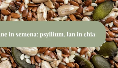 Vlaknine in semena: psyllium, lan in chia Se ti je že zgodilo, da si v trgovini stal pred polico z “vlakninami v prahu” in semeni, bral “indijski trpotec” na embalaži in pomislil: ali je to tisti psyllium, o katerem vsi pišejo po forumih? Potem te ujame še dilema: vzeti v dm, v Hoferju ali naročiti na spletu. In čez vse to… kako to sploh pravilno uporabiti, da pomaga prebavi, sitosti in mogoče celo holesterolu? Dobro novico poznaš: psyllium, laneno seme in chia semena so preprosti vsakodnevni “orodji” za boljšo prebavo in urejene obroke. Pokažem ti, kako delujejo, koliko jih uporabiti, kakšne rezultate realno pričakovati, kako prihraniti pri nakupu (ja, “chia semena cena” zanima mnoge) in katere napake se vam najpogosteje pripetijo. Preprosto povedano: vse, kar rabiš, da boš te vlaknine res izkoristil v praksi. Kazalo vsebine Zakaj prav psyllium, lan in chia? Dokazani učinki: prebava, holesterol, sladkor Koliko in kako: odmerki in uporaba Pameten nakup: dm, Hofer, splet in cena Hitre ideje in recepti Prilagoditve po ciljih Varnost in možni stranski učinki Pogoste napake in miti (tudi s forumov) Praktični nasveti za vsakdan Pogosta vprašanja Zakaj prav psyllium, lan in chia? Če bi moral izbrati tri najbolj “uporabne” vire vlaknin, ki jih dobiš skoraj povsod, bi bile to te tri zvezde. V praksi to pomeni: preprosta uporaba, opazni učinki in široka dostopnost. Se pravi, ne potrebuješ eksotičnih prahov ali dragih dodatkov – zanesljivo deluje trojica, ki jo najdeš v drogeriji in trgovini z živili. Kaj je psyllium (indijski trpotec)? Psyllium je lupina semen rastline indijski trpotec (Plantago ovata). Ko ga zmešaš z vodo, naredi gel. Ta gel v črevesju deluje kot “mehka metla”: zadržuje vodo, poveča volumen blata in ga naredi mehkejšega. Poleg tega se del psylliuma fermentira in hrani črevesne bakterije, a precej nežno, zato napihnjenost običajno ni izrazita. V trgovinah ga najdeš kot “psyllium husk” ali “psilium”, pogosto tudi kot “indijski trpotec”. Laneno seme in lanena moka Laneno seme je mešanica topnih in netopnih vlaknin, s kar nekaj omega-3 (ALA) in lignani. Najbolj pride do izraza mleta oblika – “lanena moka” je pogosto delno razmaščeno mlete laneno seme, ki se super obnese v jogurtu ali peki. Cele semenke večinoma spolzijo skozi prebavila – kar je ok za volumen, manj pa za izkoristek hranil. Zmleta oblika je zato praktično nujna, če želiš polni učinek. Chia semena (in da, “chio semena” so najbrž samo tipkarska napaka) Chia semena imajo podoben “gelast” trik kot psyllium. Ko jih namočiš, nabreknejo in naredijo pudingu podobno teksturo. Bogata so z vlakninami in ALA omega-3. Odlično zadržujejo vodo, kar pomaga pri sitosti in hidraciji – koristno, če imaš navado “preskočiti” malico in te pozneje hitro premami sladko. Dokazani učinki: prebava, holesterol in sladkor Naj te ne zavede marketinški šum. O teh treh se je veliko raziskovalo – pri prebavi, lipidemiji in glikemiji. Zanimivo je, kako so si podobni, a vsak blesti v nečem posebnem. Psyllium: redna prebava in LDL holesterol Psyllium je eden najbolj raziskanih gelotvornih vlaknin. Pri zaprtju deluje tako, da zadrži vodo in poveča volumen blata – učinek čutiš v 24–48 urah. Metaanalize kažejo, da 7–10 g psylliuma na dan lahko zniža LDL holesterol (mehanizem: vezava žolčnih kislin, večja poraba holesterola za sintezo žolča). Pri urejanju sladkorja upočasni praznjenje želodca in zniža glikemični odgovor obroka. Dodaten bonus: navadno ne povzroča pretirane napihnjenosti, ker se fermentira počasneje kot nekatere druge vlaknine. Laneno seme: vlaknine + lignani za srčno-žilno zdravje Laneno seme prinaša kombinacijo vlaknin, ALA in lignanov. V raziskavah vidimo znižanje LDL (pri rednem uživanju ~20–30 g mletega lana dnevno), blag vpliv na krvni tlak in koristi za sitost. Lignani so fitoestrogeni z antioksidativnim delovanjem; učinki na menopavzalne simptome so mešani, a presnovne koristi so bolj dosledne – predvsem pri lipidih in prebavi. Chia semena: sitost in hidracija, učinki na težo so skromni Chia super veže vodo in ustvari občutek polnosti. V praksi to pomeni manj prigrizkov med obroki. Dokazi za neposredno hujšanje so zadržani – ne pričakuj čudežev. Kar pa drži: več vlaknin = boljša kontrola apetita in stabilnejša energija. Pri glikemiji chia deluje podobno kot psyllium (počasnejša absorpcija), vendar je pri zniževanju LDL navadno manj izrazita kot psyllium ali lan. Koliko in kako: odmerki in uporaba psyllium, lana in chie Se pravi: rabiš dovolj, a ne preveč, in vedno z dovolj tekočine. Spodaj so količine, ki se v praksi obnesejo in temeljijo na raziskavah. Psyllium (indijski trpotec): koliko? Za prebavo: 3–5 g psylliuma 1–2× na dan, vsakokrat z vsaj 200–250 ml vode. Za LDL/krvni sladkor: ciljaj 7–10 g/dan, razdeljeno v 2 odmerka, najbolje pred obrokom. Začnite z 1 čajno žličko (≈2,5 g) in tedensko povečuj, da se izogneš napihnjenosti. Učinek na prebavo pogosto že v 1–2 dneh, na lipide v 4–8 tednih. Laneno seme: cela, mleta ali “lanena moka”? Za učinek mleti lan: 1–2 žlici (≈10–20 g) dnevno. Cele semenke so OK za volumen, a izkoristek hranil je manjši. Lanena moka je priročna, ker je že mleta in pogosto delno razmaščena – dobra v jogurtih, kašah in peki. Popij dodatni kozarec vode, sploh če dodaš 2 žlici ali več. Chia semena: hidratacija je ključ Standardno: 1–2 žlici (≈15–30 g) dnevno, pogosto namočena v razmerju 1:6–1:8 (chia:voda). Za puding jih daj v mleko ali rastlinski napitek in pusti čez noč. Če jih ješ suhih, popij dodatno vodo – zaradi nabrekanja. Pameten nakup: dm, Hofer, splet in “chia semena cena” Ko greš v nabavo, poglej sestavo, poreklo in ceno na kilogram. Forumi radi primerjajo “indijski trpotec dm” z “indijski trpotec Hofer” – v praksi šteje čistost, granulacija in cena/100 g. Indijski trpotec (psyllium) – dm vs. Hofer Pri psylliumu preveri odstotek čistosti (pogosto 85–95% “husk”), fino ali grobo mletje (fino se hitreje zgosti) in ceno. V dm dobiš preverjene blagovne znamke in bio opcije, v Hoferju so pogosto sezonske ponudbe po ugodnejši ceni. Cenovni razpon (2025, okvirno): 2,99–5,99 € za 200–300 g, odvisno od kakovosti in bio certifikata. Chia semena cena: koliko je smiselno plačati? Chia semena v trgovinah: pogosto 2,49–6,49 € za 300–500 g, bio izdelki so dražji. Če jih uporabljaš dnevno, se splača večje pakiranje. Pazi na okus (mora biti nežen, oreškast), na svežino (brez žarkega vonja) in poreklo. Lanena semena in lanena moka Laneno seme je cenovno prijazno: 1–3 € za 500 g, “lanena moka” (mleto, pogosto delno razmaščeno) je malo dražja, a uporabna za peko in zgostitve. Vedno preveri rok uporabnosti in hrani dobro zaprto. Pri mletju doma melji majhne količine – sveže mlet lan ima najboljši okus in najmanj tveganja za žarkost. Hitre ideje in recepti (preverjeno delujejo) Potrebujemo realne ideje, ne samo “dodaj malo sem in tja”. Tu so porcije, ki jih uporabljam tudi z naročniki. - Jutranja “metla” za prebavo: 1 čajna žlička psylliuma (≈2,5 g) v 250 ml vode, premešaj in popij 10–15 min pred zajtrkom. Po 3–4 dneh povečaj na 2 čajni žlički, če rabiš. - Jogurt + lan: 200 g grškega jogurta + 1 žlica mletega lana (≈10 g) + 1 čajna žlička medu + cimet + 1 pest borovnic. Sitost vsaj 3–4 ure. - Chia puding “overnight”: 2 žlici chia (≈30 g) + 200 ml mleka ali napitka + 1 žlica jogurta + vanilja. Pusti čez noč. Zjutraj dodaj rezano sadje in 1 žličko oreškov. - Smoothie z vlakninami: 250 ml kefirja + 1 manjša banana + 1 žlica mletega lana + 1 čajna žlička psylliuma. Popij v 10–15 minutah (psyllium bo zgoščal). - Zgoščena zelenjavna juha: v vročo juho vmešaj 1–2 čajni žlički psylliuma za svilnato teksturo brez moke. Prilagoditve po ciljih: kako kombinirati trojico V praksi to pomeni, da z majhnimi popravki dobiš zelo različne učinke. Poglejmo štiri pogoste situacije. 1) Zaprtje ali neurejena prebava Začni z 2,5 g psylliuma 1–2×/dan + 10 g mletega lana v obroku. Dodaj 1–2 kozarca vode. Večina ljudi opazi razliko v 2–3 dneh. Primer: Mateja (38) je po 5 dneh redno hodila na stranšče, ko je prešla s “celih lanenih semen” na mleta in dodala 1 čajno žličko psylliuma zjutraj. 2) LDL holesterol in presnova Ciljaj 7–10 g psylliuma/dan (2× pred obroki) + 15–20 g mletega lana/dan. Andrej (52) je ob tem in zamenjavi dela nasičenih maščob z olivnim oljem v 8 tednih spustil LDL za ~0,3 mmol/L. Realno? Da, skladno z metaanalizami za psyllium in lan. 3) Sitost in kontrola apetita Chia 15–30 g v dopoldanskem prigrizku + 2,5–5 g psylliuma pred večjim obrokom. Tina (29) je poročala, da je s tem prenehala “zaletavati” se v sladkarije ob 16. uri, ker je bila bolj sita in so skoki glukoze manjši. 4) Šport in hidracija Pri daljših pohodih ali kolesarjenju dodaš 1 žlico chie v stekleničko (500–700 ml) skupaj z elektroliti – nastane blaga gelasta pijača, ki počasi sprošča tekočino. To ni zamenjava za ogljikove hidrate, je pa praktičen trik za počasnejše praznjenje želodca. Varnost in možni stranski učinki Vlaknine so super, a pravilo št. 1 je: voda. Pravilo št. 2: odmerek stopnjuj postopno. Psyllium: pij in ne pretiravaj Psyllium vedno vzemi z vsaj 200–250 ml tekočine na čajno žličko. Brez vode lahko pride do nelagodja, v redkih primerih celo do zamašitve (pri obstoječih zožitvah požiralnika/črevesa se izogibaj). Če jemlješ zdravila, naredi 2-urni razmik – psyllium lahko zmanjša absorpcijo. Lan in chia: svežina in mletje Mleti lan hitreje postane žark. Hrani ga v zaprti posodi, po možnosti v hladilniku. Ob večjih količinah (30 g+) lahko pride do napihnjenosti – povečuj počasi in pij. Chia suha nabrekne – zato vedno ob dovolj tekočine in raje namočena. Kdo naj bo dodatno previden? Če imaš disfagijo, zožitve prebavil, akutne vnetne bolezni črevesja ali si po operaciji prebavil, se pred uporabo posvetuj z zdravnikom. V nosečnosti in dojenju so hrambene količine običajno varne, a če uvajaš večje odmerke psylliuma ali lana, se posvetuj. Pri antidiabetikih spremljaj glikemijo – vlaknine lahko znižajo vrhove po obroku. Pogoste napake in miti (tudi s forumov o indijskem trpotcu) “Indijski trpotec forum” je poln nasvetov – nekateri zlati, drugi malo manj. Tukaj je nekaj najpogostejših zmot. Miti o psylliumu - “Več je bolje.” Ne drži. Prehiter skok na 10 g/dan prinese napihnjenost. Začni z 2,5 g. - “Psyllium hujša sam od sebe.” Ne. Pomaga pri sitosti in stabilni glukozi, a kalorijski vnos je še vedno šef. - “Psyllium brez vode je močnejši.” Nevarno. Voda je obvezna. Lan in lignani – preveč strahu Strah pred lignani je pretiran. Študije pri običajnih prehranskih količinah niso pokazale škodljivosti. Bistveno je mletje (za izkoristek) in zmerne količine (10–20 g/dan). Chia kot “čudežna” semena? Chia ni čarovnija. Je pameten način za dvig vlaknin in sitosti. Kilogrami se premaknejo, ko se uredi celotna prehrana, spanje in gibanje. Praktični nasveti za vsakdan - Postopno uvajanje: teden 1 začni z 1 čajno žličko psylliuma/dan + 1 žlico mletega lana. Teden 2 dvigni na 2× psyllium in 2 žlici lana, dodaj chia 1 žlico. - Voda: na vsak “odmerek” vlaknin računaj 200–300 ml tekočine. Če si “slab pivec”, si nastavi opomnik. - Čas: psyllium pred večjimi obroki zmanjša “cukr” valove in prenajedanje. Chia doda sitost malicam. Lan doda volumen in omega-3. - Bodi dosleden 2–4 tedne: prebava se običajno uredi, lipidni profili se začnejo premikati po 4–8 tednih. - Shrani pametno: chia in psyllium sta stabilna v suhem, lan mlet raje v hladilniku. Psyllium pri IBS in na low-FODMAP: kaj deluje v praksi Če imaš sindrom razdražljivega črevesja (IBS), je psyllium pogosto prva, nežna izbira. Gelotvorne vlaknine pomirijo prehod in izboljšajo konsistenco blata, brez prevelikega “vretja” v črevesju. V praksi to pomeni manj napenjanja in bolj predvidljive obiske wc-ja – še posebej, če gre za zaprtje. IBS-C ali IBS z zaprtjem Količina: začni z 2,5 g 1×/dan, po 3–4 dneh dvigni na 2×/dan, cilj 5–7 g/dan. Čas: 10–15 min pred zajtrkom in/ali kosilom, vedno z 200–250 ml vode na čajno žličko. Dodatek: v obrok dodaj 10–15 g mletega lana za kombiniran učinek. IBS-D ali IBS z drisko Količina: manjši odmerki, npr. 2,5 g 1×/dan, po potrebi 2×/dan. Čas: raje po obroku ali z obrokom, da veže vodo in upočasni tranzit. Opomba: dviguj počasi in spremljaj odziv 5–7 dni. Low-FODMAP kompatibilnost Psyllium je po podatkih Monash University low-FODMAP in ga večina prebavi brez večjega plina. Če se pojavi napihnjenost, zmanjšaj odmerek in ga razdeli čez dan, poskrbi za 400–500 ml dodatne tekočine in dodaj nežno gibanje (10–15 min hoje po obroku). Kaj pravijo smernice American College of Gastroenterology priporoča topne vlaknine (psyllium) pri IBS, ne pa pšeničnih otrobov. Metaanalize 2019–2024 dosledno kažejo izboljšanje konsistence blata in simptomov pri zmernih odmerkih psylliuma. Preprosto povedano: manj je več, ko gre za začetek – potem postopno gradiš. Peka brez glutena: psyllium kot “lepilo” za boljšo teksturo Če pečeš brez glutena ali rad zgostiš maso brez moke, je psyllium tvoj zaveznik. Deluje kot mreža, ki zadrži vodo in pline, zato je kruh manj drobljiv, skorja enakomerna, sredica pa sočna. Husk vs. powder: kako izbrati in tehtati Husk (lupine): bolj grob, daje zračnejšo strukturo. Tipično 2–5% mase moke. Powder (fino mlet): močnejši zgoščevalec; za isti učinek uporabi ~20–30% manj kot husk (po teži). Pravilo: tehtaj v gramih, ne meri z žlicami – granulacija močno vpliva na volumen. Osnovna razmerja in hidracija Kruh/štručke: 3–5 g psylliuma na 100 g brezglutenske moke + dodatnih 10–15% vode v receptu. Tortilje/palačinke: 1–2 g na 100 g moke za elastičnost brez gumijaste teksture. Zgoščevanje omak: 0,5–1 g na 250 ml, dodaj med mešanjem in pusti 2–3 min, da “prime”. Reševanje pogostih težav pri peki Drobljiv kruh: premalo vode ali psylliuma – dodaj 5–10% vode in +1 g psylliuma na 100 g moke. Gumijasta sredica: preveč psylliuma ali premalo vzhajanja – znižaj psyllium za 20% in podaljšaj vzhajanje. Vijoličen odtenek: pH in polifenoli (npr. borovnice). Dodaj 1–2 čajni žlički limoninega soka. Ko vlaknine “ne sedejo”: praktično reševanje težav Se ti zdi, da si “vse naredil prav”, pa te vseeno napenja ali ti še ne steče? Poskusi ta vrstni red. 1) Počasi z odmerkom: vrni se na 2,5 g/dan 3–4 dni, nato dviguj po 2,5 g na teden. 2) Voda in sol: dvigni vnos za +300–500 ml/dan; če si zelo aktiven ali na nizko-OGH prehrani, dodaj ščepec soli v vodo. 3) Čas odmerka: preizkusi pred drugim obrokom dneva (ne nujno zjutraj), ali razdeli 2 manjša odmerka. 4) Zamenjaj vir: če psyllium napenja, poskusi kombinacijo z mletim lanom (10–15 g) ali chia (15 g namočeno). 5) Gibanje: 10–20 min hoje po obroku pogosto naredi razliko v 24–48 urah. Kakovost psylliuma: kako prebrati etiketo in domači “gel test” Na embalaži išči čistost 85–95% husk, jasno označeno granulacijo (fino/grobo) in poreklo. Vonj naj bo nežen, brez žarkega priokusa. Bio certifikat ni pogoj za učinek, je pa plus za nekatere kupce. Hiter domači test viskoznosti Korak 1: 1 čajno žličko psylliuma stresite v 100 ml vode pri sobni temperaturi. Korak 2: premešaj 10 sekund in pusti stati. Rezultat: v 2–5 minutah se mora narediti enakomeren gel. Če ostaja voden in “peskast”, je granulacija groba ali izdelek šibek. Pogosta vprašanja Je psyllium enak kot indijski trpotec? Da. Psyllium je lupina semen rastline indijski trpotec (Plantago ovata). Na policah boš videl “psyllium husk”, “psilium” ali “indijski trpotec”. Pri izbiri poglej čistost (85–95% husk), granulacijo (fino/grobo) in ceno na 100 g. Uporaba in učinki so enaki – najpomembnejša je količina vode in postopno uvajanje. Ali je bolje kupiti indijski trpotec v dm ali Hoferju? Obe možnosti sta v redu. dm ima pogosto širši izbor in bio izdelke; Hofer zna ponuditi sezonsko ugodne cene. Preveri: čistost, mletje, ceno/kilogram in okus (nežen, brez nenavadnega vonja). Če si začetnik, vzemi manjše pakiranje in testiraj odziv prebave 1–2 tedna. Koliko vode moram popiti s psylliumom? Vsaj 200–250 ml na čajno žličko psylliuma. Če jemlješ 2 čajni žlički, ciljaj 400–500 ml. Brez dovolj tekočine bo gel pretrd in lahko povzroči nelagodje. Preprosto pravilo: po odmerku imaš kozarec vode zate, pa še enega “za psyllium”. Laneno seme uporaba: cele ali mlete? Za učinek na lipide in sitost – mlete. Cele semenke večinoma preidejo skozi prebavila. Če imaš kuhinjski mlinček, melji sproti (za 3–4 dni). “Lanena moka” je praktična bližnjica. Ob mletih semenih popij dodatno vodo in hrani v hladnem. Chia semena cena – kje je ugodno? Cene so različne: okvirno 2,49–6,49 € za 300–500 g (2025). Bio in premium blagovne znamke so dražje. Pri redni uporabi se splača večje pakiranje ali akcije. Pazi na svežino (brez žarkega vonja), okus in poreklo. Če naletiš na “super ugodno”, preveri rok in shranjevanje. Ali lahko psyllium jemljem vsak dan? Ja, vsakodnevna uporaba je običajna. Začni z manj (2,5 g/dan) in v 1–2 tednih dvigni na 5–10 g/dan, če ti ustreza. Vedno z dovolj vode. Če jemlješ zdravila, pusti 2-urni razmik. Če imaš težave s požiranjem ali bolezni prebavil, se prej posvetuj z zdravnikom. Kdaj bom opazil učinek na prebavo? Pogosto v 24–48 urah. Če si zelo zaprt, lahko traja 3–5 dni. Pomaga tudi, če dodaš 1–2 porcije zelenjave/sadja in poskrbiš za gibanje (tudi 20–30 minut hoje). Za lipide ciljaj 4–8 tednov redne uporabe psylliuma in mletega lana. Ali vlaknine v prahu zamenjajo zelenjavo? Ne. Psyllium, lan in chia so dodatek, ne nadomestilo. Zelenjava in stročnice prinesejo še vitamine, minerale in raznolikost vlaknin. V praksi ciljaj 25–35 g vlaknin/dan: polovico iz hrane (zelenjava, sadje, polnozrnata), del iz psylliuma/lana/chie. Je “chio semena” isto kot chia? Večinoma gre za tipkarsko napako pri iskanju. Pravilno je “chia semena”. Če na embalaži piše “chia”, si na pravem izdelku. Pravila uporabe: 15–30 g/dan, raje namočena, vedno z dovolj tekočine. Ali lahko to uporabljam pri sladkorni bolezni? Vlaknine pomagajo umiriti porast glukoze po obrokih. Psyllium pred obrokom (2,5–5 g) in vključitev lana/chie v obrok sta praktična pristopa. A pomembno je spremljanje glikemij in dogovor z zdravnikom/dietetikom – sploh, če jemlješ antidiabetike ali insulin. So kakšne interakcije z zdravili? Da. Psyllium lahko zmanjša absorpcijo nekaterih zdravil in dodatkov – pusti vsaj 2-urni razmik. Pri antikoagulantih in antitrombocitnih zdravilih se drži zmernih količin lanenega semena in poročaš o spremembah (dokazi o klinično pomembnih interakcijah pri prehranskih količinah so skromni, previdnost pa je smiselna). Low-FODMAP kompatibilnost Psyllium je po podatkih Monash University low-FODMAP in ga večina prebavi brez večjega plina. Če se pojavi napihnjenost, zmanjšaj odmerek in ga razdeli čez dan, poskrbi za 400–500 ml dodatne tekočine in dodaj nežno gibanje (10–15 min hoje po obroku). Kaj pravijo smernice American College of Gastroenterology priporoča topne vlaknine (psyllium) pri IBS, ne pa pšeničnih otrobov. Metaanalize 2019–2024 dosledno kažejo izboljšanje konsistence blata in simptomov pri zmernih odmerkih psylliuma. Preprosto povedano: manj je več, ko gre za začetek – potem postopno gradiš. Kdaj je najboljši čas za psyllium – pred ali po obroku? Za glikemijo in sitost je praktično 10–15 minut pred večjim obrokom. Gel upočasni praznjenje želodca in zniža porast glukoze, kar pomeni manj “cukr” nihanj in prenajedanja. Pri občutljivi prebavi ali IBS-D mnogim bolje sede z obrokom ali takoj po njem, ker dodatno veže vodo in zgošča vsebino. Pri zaprtju je lahko koristen jutranji odmerek na tešče, če pa ti to povzroča nelagodje, prestavi ga na dopoldne. Ključ: doslednost in dovolj tekočine (200–250 ml na čajno žličko). Psyllium in ščitnična zdravila (levotiroksin): kakšen razmik? Vlaknine lahko zmanjšajo absorpcijo nekaterih zdravil. Pri levotiroksinu ciljej na večji razmik: vsaj 4 ure med zdravilom in psylliumom. Pri drugih zdravilih in dodatkih (npr. železo, magnezij) je 2-urni razmik običajno dovolj. Če uvedeš redne odmerke psylliuma, o tem obvesti zdravnika – morda bo treba prilagoditi čas jemanja zdravil ali odmerke. Preprosto pravilo: zjutraj najprej zdravilo z vodo, kasneje zajtrk; psyllium dodaj šele ob naslednjem obroku. Ali je psyllium primeren za IBS in nizko-FODMAP prehrano? Da. Psyllium je low-FODMAP in je pogosto dobro prenašan pri IBS, ker se fermentira počasneje kot mnoge druge vlaknine. Smernice ACG priporočajo topne vlaknine (psyllium) pri IBS, ne pa pšeničnih otrobov. Začni z majhnim odmerkom (2,5 g/dan) in dviguj počasi vsakih nekaj dni. Če si v strogi fazi low-FODMAP, ga dodajaj ob obroke, ki jih že dobro prenašaš, in vodi dnevnik simptomov 1–2 tedna, da vidiš, kako ti sede. Ali je psyllium primeren za otroke? Pri otrocih naj bo uvajanje previdno in po možnosti v dogovoru s pediatrom, še posebej, če so prisotne kronične prebavne težave. Za šolske otroke se pogosto uporablja pol čajne žličke (≈1–2 g) v 150–200 ml tekočine, po potrebi do 1 čajne žličke, vedno z dovolj vode. Bolj kot “hitra rešitev” je pomembna celotna slika: zelenjava, sadje, polnozrnata žita, gibanje in rutina odvajanja. Če se pojavi bolečina v trebuhu, bruhanje ali kri v blatu, takoj prekini in se posvetuj z zdravnikom. Kaj kažejo raziskave (na kratko) Metaanalize 2019–2024 kažejo, da 7–10 g psylliuma/dan zniža LDL za približno 5–10% v 4–8 tednih, najbolj pri osebah z višjim izhodiščnim LDL. Pri sladkorni bolezni tipa 2 je učinek skromen, a koristen: znižanje HbA1c za približno 0,2–0,3 odstotne točke in nižji porasti glukoze po obrokih, kadar se psyllium vzame pred obrokom. Pri kroničnem zaprtju se pogostnost odvajanja običajno poveča, konsistenca se premakne proti Bristol 3–4, učinek pa se pokaže v 24–72 urah. Smernice ACG podpirajo topne vlaknine pri IBS, Monash University psyllium označuje kot low-FODMAP. Ključni poudarki Psyllium (indijski trpotec) je zanesljiv za prebavo in pomaga pri LDL; vedno z dovolj vode. Mleti lan prinese vlaknine, ALA in lignane – ciljaj 10–20 g/dan za praktične koristi. Chia dvigne sitost in hidrira; 15–30 g/dan, raje namočena. Začni postopno, bodi dosleden 2–4 tedne in spremljaj, kako se počutiš. Zaključek Če želiš urejeno prebavo, bolj stabilno energijo in malo prijaznejši lipidni profil, ti bo trojica psyllium–lan–chia močno olajšala življenje. Nič “čarobnega” – samo preverjeni mehanizmi, realni odmerki in nekaj konsistence. Začni z majhnimi koraki, pij dovolj vode in opazuj, kaj ti ustreza. Poglej na etiketo, izberi razumno ceno in si pripravi 2–3 preproste receptne “rutine”, ki jih lahko vrtiš vsak teden. Tvoje črevesje ti bo hvaležno – in tudi tvoja energija čez dan. Viri informacij Informacije o psylliumu, lanu in chii temeljijo na smernicah EFSA in priporočilih NIJZ glede vnosa vlaknin (≈25 g/dan), na pregledih raziskav (2020–2025) o gelotvornih vlakninah, lipidih, glikemiji in prebavi ter na kliničnih priporočilih gastroenteroloških združenj za uporabo psylliuma pri funkcionalnem zaprtju. Vsebina povzema tudi praktične pristope programa DoTheChange (14.000+ udeležencev) pod vodstvom dr. Aleksandra Sebastijanovića in sledi načelom dokazov podprte prehrane. Zadnja posodobitev: november 2025