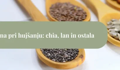 Lesene žlice, napolnjene s chia, lanenimi in sončničnimi semeni kot ideje za zdrave maščobe in vlaknine pri hujšanju.