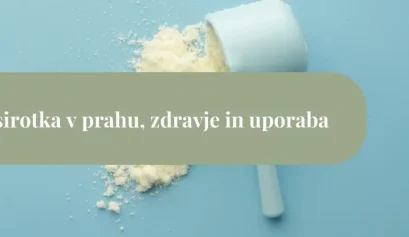 Merica sirotke v prahu, razsuta po modri podlagi kot simbol preprostega beljakovinskega dodatka po treningu.