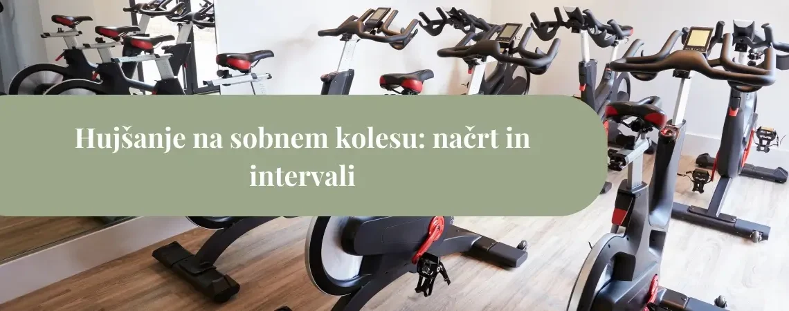 Sobna kolesa v fitnes prostoru, idealna za hujšanje doma z intervali, srčnimi conami in nizko obremenitvijo sklepov