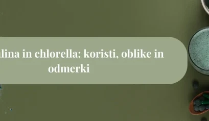 Zeleni prah spiruline in chlorelle v skodelicah ter kapsule na temnem ozadju, ki ponazarjajo članek o koristih, oblikah in odmerkih zelenih alg.