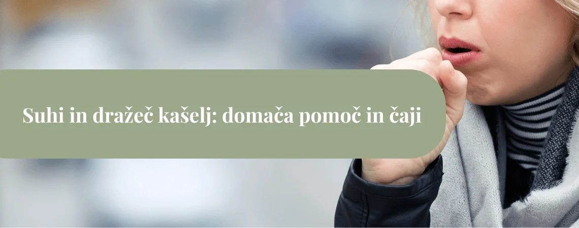 Ženska v šalu in plašču si pokriva usta med suhim kašljem; ozadje je mehko zamegljeno.