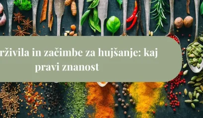 Superživila in začimbe za hujšanje – razporejene začimbe na temni podlagi z naslovom članka na sredini.