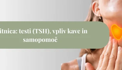 Ženska drži vrat v predelu ščitnice, nad katerim je prikazana rumeno-oranžna ilustracija ščitnice v obliki metulja.