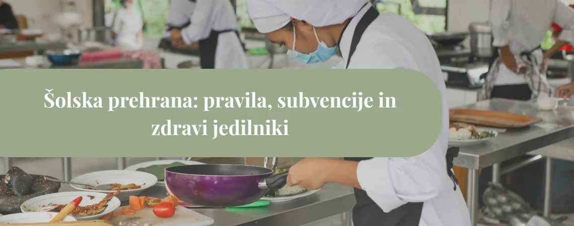 Šolski kuharji v kuharskih uniformah pripravljajo obroke v šolski kuhinji kot prikaz šolske prehrane in zdravega jedilnika.