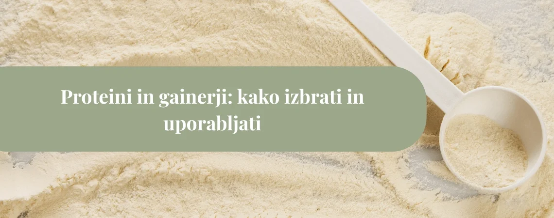 Merica z beljakovinskim praškom na svetli podlagi, simbolična predstavitev whey proteinov in gainerjev.