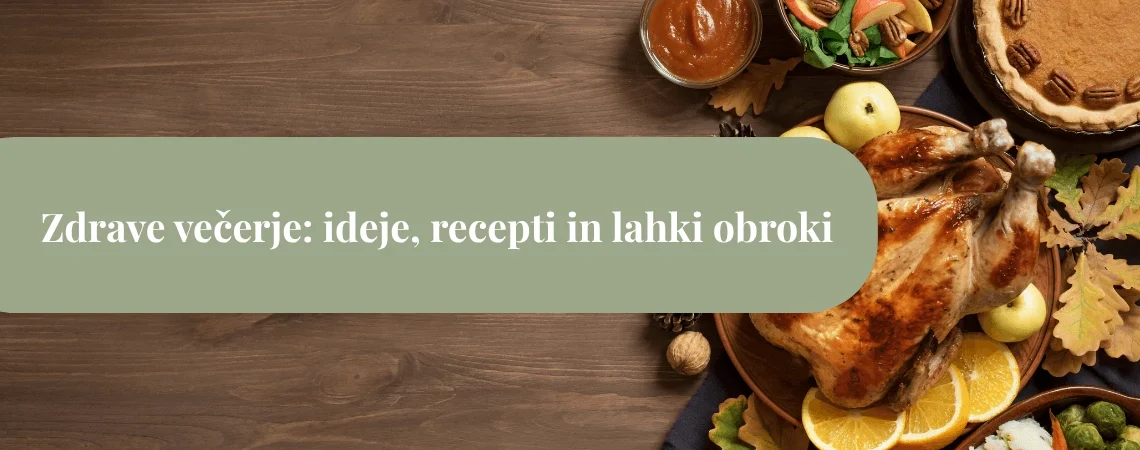 Pečen piščanec na krožniku z limono, zelenjavo in jesenskimi dodatki na leseni mizi – predstavitev zdrave večerje.