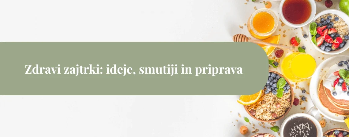 Raznolik zajtrk z ovseno kašo, jogurtom, sadjem, oreščki, medom in smutiji na svetli mizi – predstavitev zdravih zajtrkov.